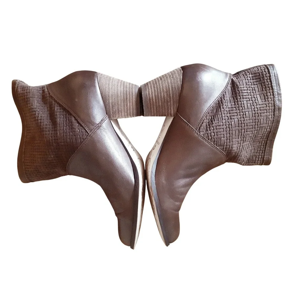 Corso Como Brown‎ Leather Ankle Boots Womens Sz 8.5 Pull-On Block Heel Woven